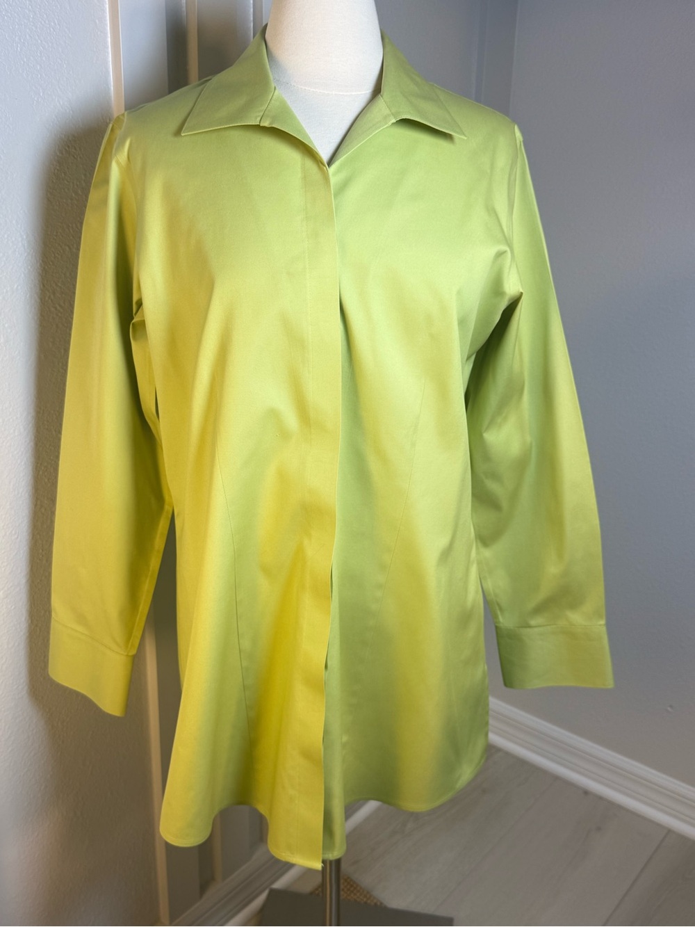 Chico’s Lime Green No-Iron Hidden Button Stretch Blouse Career‎ Top Size Large - Picture 2 of 10